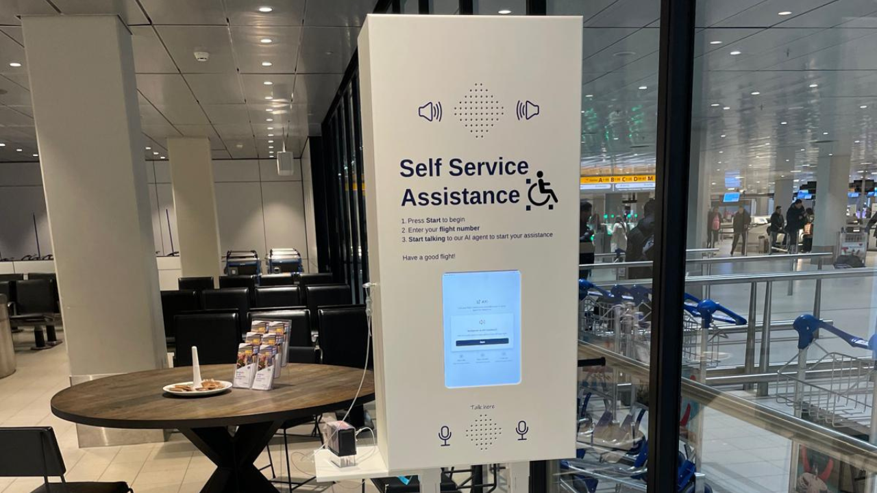 Pilot met AI-assistent ‘Axi’ op Schiphol