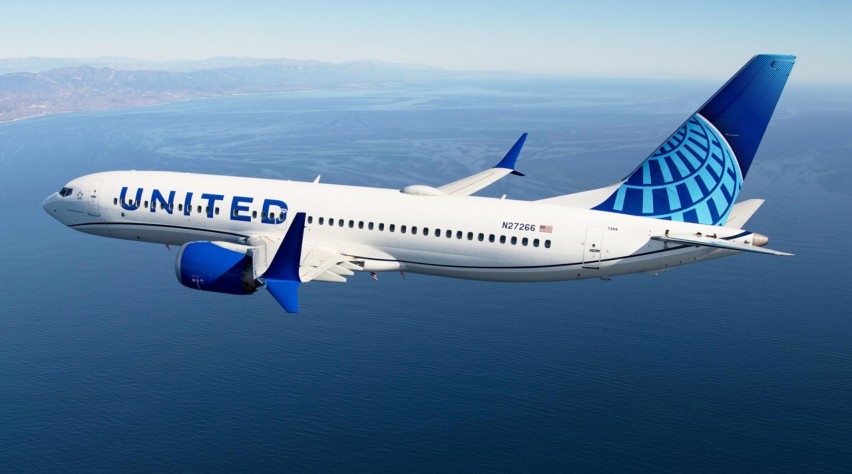 Een Boeing 737 MAX van United Airlines boven zee United Airlines start vluchten naar Venezuela