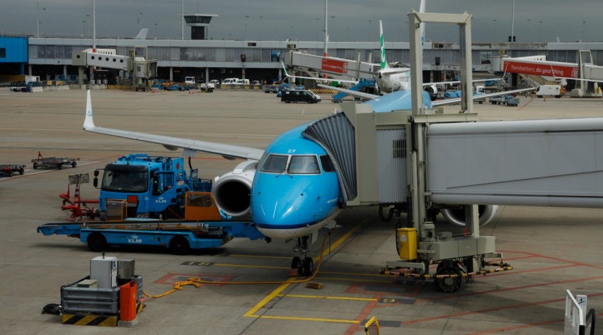 KLM-Embraer-Schiphol(c)Richard-Schuurman