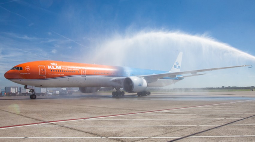 orange pride, rio, boeing 777-300