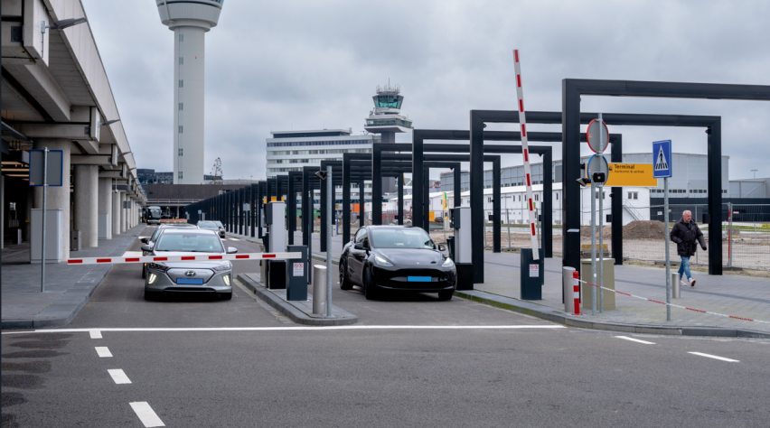 Foto (c) Schiphol/Roger Cremers Uber taxi Schiphol
