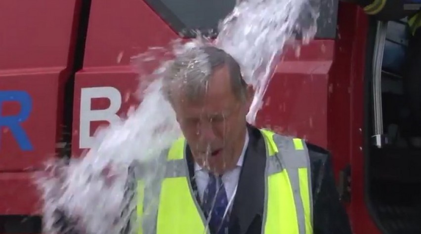 Foto (c) Schiphol TV Schiphol-topman accepteert Ice Bucket Challenge van Eurlings