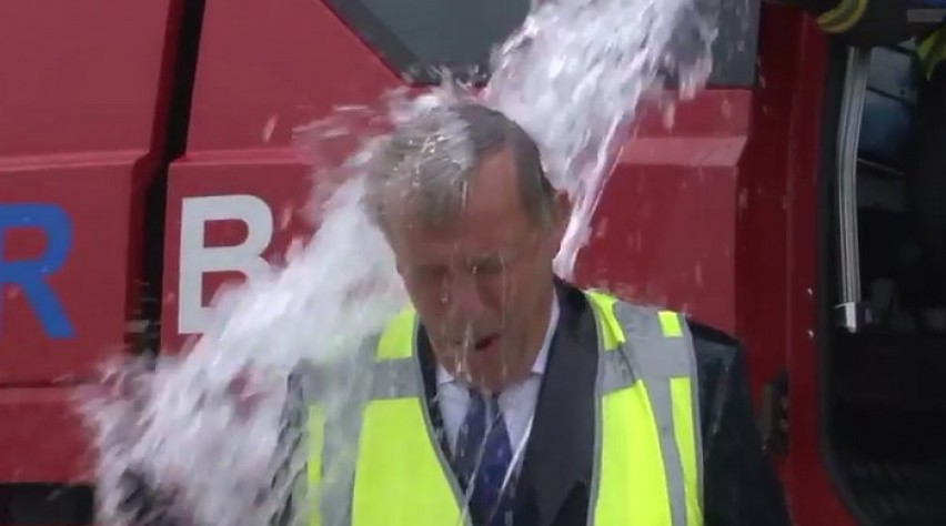 Schiphol-topman accepteert Ice Bucket Challenge van Eurlings 