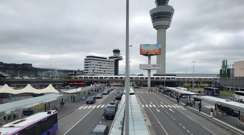 Schiphol Rijen Drukte Tent