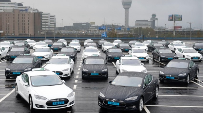 Tesla taxi Schiphol