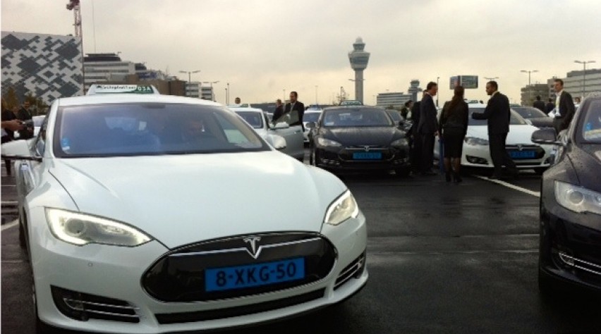 Tesla taxi Schiphol