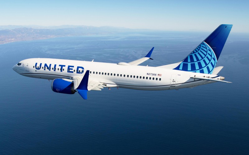 Een Boeing 737 MAX van United Airlines boven zee United Airlines start vluchten naar Venezuela