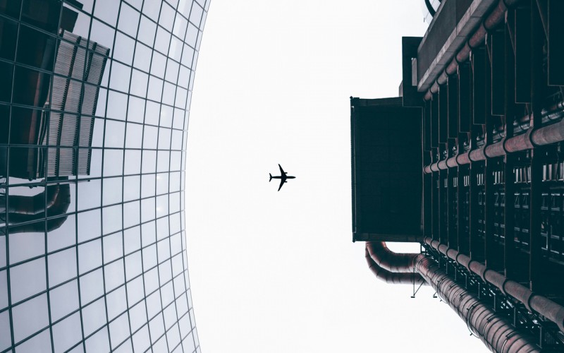 Foto (c) Unsplash / Andrea De Santis Vliegtuig flat