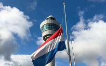 Foto (c) Schiphol Schiphol vlag halfstok MH17