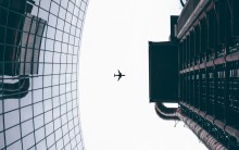 Foto (c) Unsplash / Andrea De Santis Vliegtuig flat