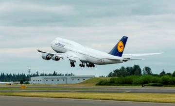 Boeing 747-8 Lufthansa departure