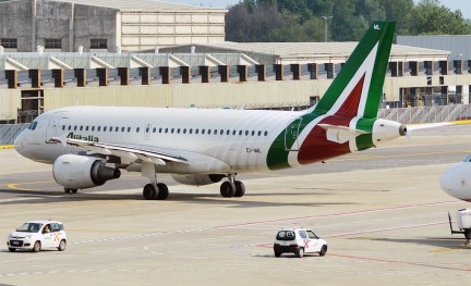 Alitalia A319 op Linate