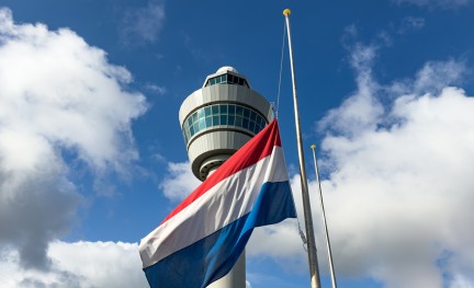 Foto (c) Schiphol Schiphol vlag halfstok MH17