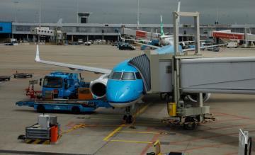 KLM-Embraer-Schiphol(c)Richard-Schuurman