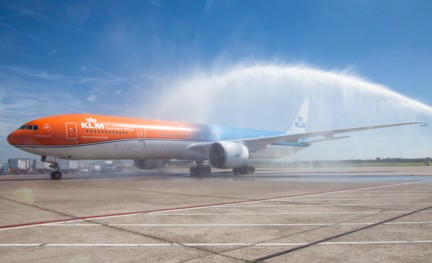 orange pride, rio, boeing 777-300