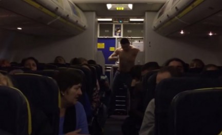ryanair, passagier, dronken, boeing 737, riga, youtube