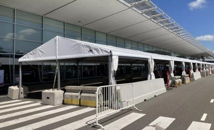 Tenten Wachtrijen op Schiphol