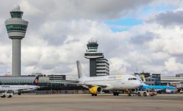 Schiphol-Vueling-KLM(c)Schiphol-1200