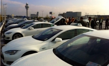 Tesla taxi Schiphol