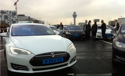 Tesla taxi Schiphol