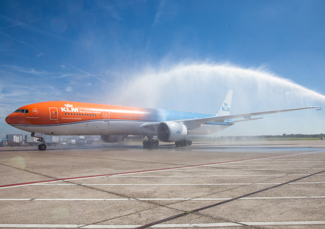 orange pride, rio, boeing 777-300