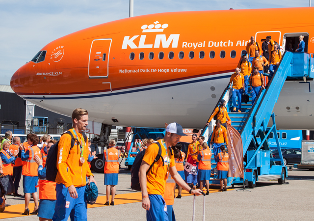 orange pride, rio, boeing 777-300