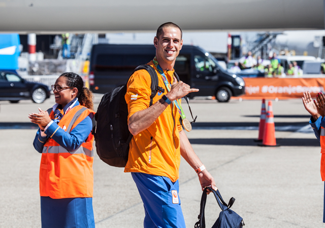 orange pride, rio, boeing 777-300