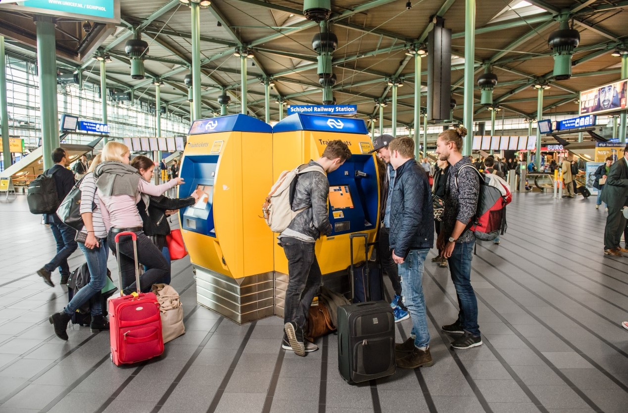 Staking legt openbaar vervoer woensdagochtend stil, Schiphol beperkt bereikbaar