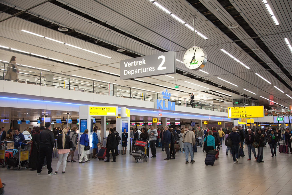 Lange rij bij helpdesk KLM op Schiphol