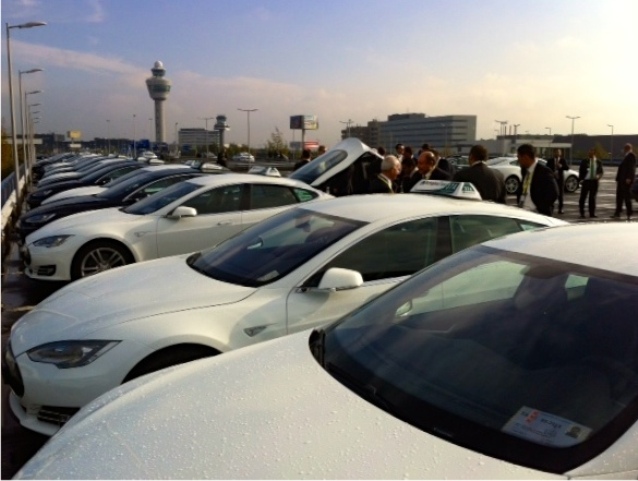 Tesla taxi Schiphol