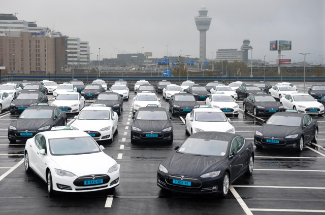 Tesla taxi Schiphol