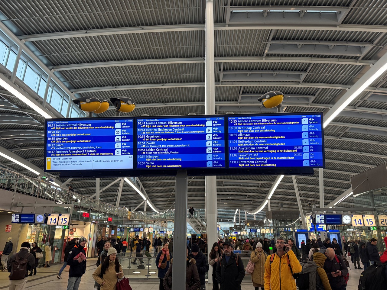 Schade aan bovenleiding groter dan gedacht: ook geen treinen tussen Schiphol en Utrecht